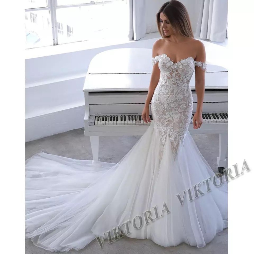 Size 4 dress for sale white wedding dress